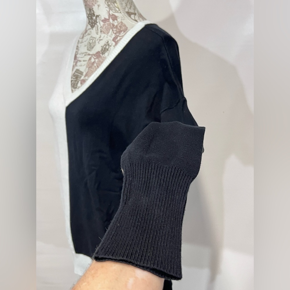 JEANS by BUFFALO Black and white color block V‎ neck sweater size S. - Picture 3 of 12